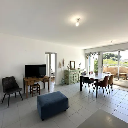 Elegant A Fouras: Proche Centre-ville Et Avec Terrasse Et Balcon - Fr-1-709-73 Apartment Fouras