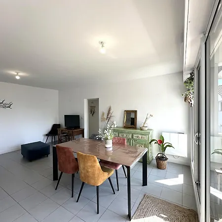 Elegant A Fouras: Proche Centre-ville Et Avec Terrasse Et Balcon - Fr-1-709-73 Апартаменты *